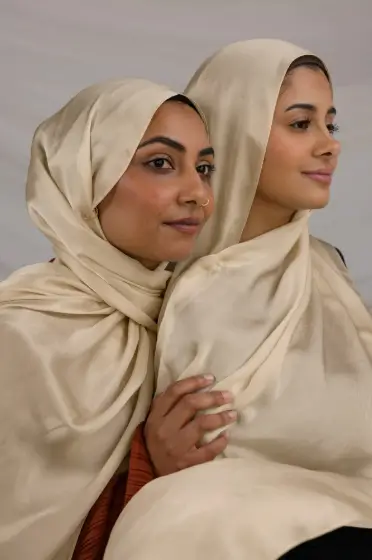 Satin Silk Hijabs vs. Chiffon Hijabs: A Fabric Comparison for Special Occasions and Everyday Wear